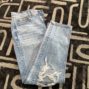 AMERICAN EAGLE MOM JEANS